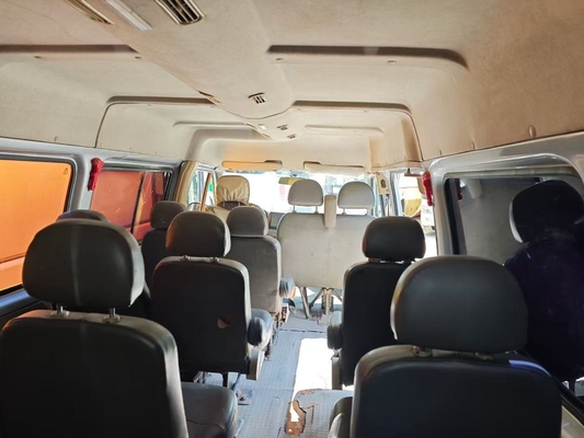 A 5-meter-long 15-seat Jiangling Transit mid-sized bus with a top speed of 120km/h